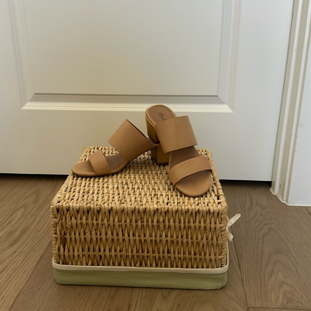 Madewell beige/tan strappy slides in good condition!